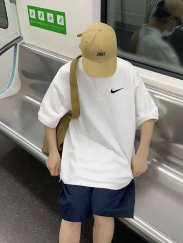 Nike耐克经典小勾polo衫短袖T恤 甄选高品质网眼速干面料 舒适透气 不闷不热 手感软糯细腻 上身充满质感 非常轻便舒适 运动宽松版型不紧身 轻松驾驭无压力