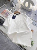 lv 高定面料 玉蚕丝般的丝滑 2025春夏新品上市时尚经典圆领短袖时尚单品设计，更加时尚舒适，高标准定制，上身非常有型，全新刺绣工艺， 客供辅料，客供进口高档