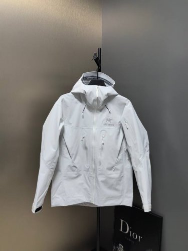 软壳 硬壳 市场最高版本 Aha系列 Sv 第7代 极地白 Gore-Tex pro 刺绣Logo硬壳 设计理念: .中文名，加拿大户外服牌，1989年创立于加