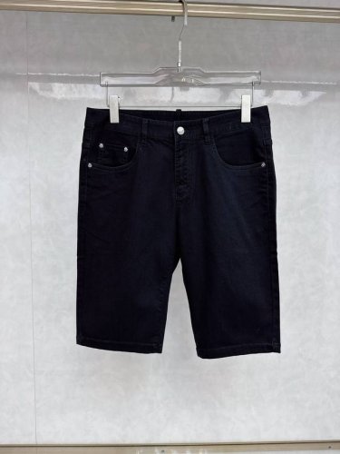 蒙口 25S新款潮男时尚休闲牛仔短裤，高端欧版原单，潮流时尚休闲 透气舒适度高，细节无可挑剔，品牌元素设计理念，体现高品质。呈现休闲裁剪，上身版型超赞！ 码数：