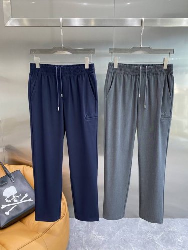迪家 迪奥休闲运动裤 舒适与时尚并存 宽松的版型搭配抽绳设计，穿着自在无束缚，能适应各种运动和日常活动。裤身口袋处精致的标识，细节感满满，低调又彰显品质。面料柔