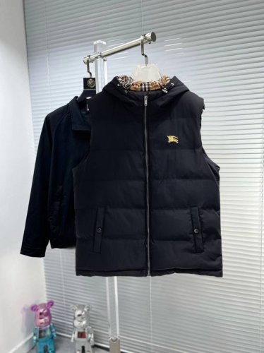 P380 巴宝莉 官网款秋冬新款马甲羽绒服。这款号称羽绒服届最高端的，全部90绒的三标齐全带着经典的Logo组合搭配，第一眼看到就是满满的视觉冲击，保暖性能更出