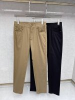 范思哲 2025春夏专柜新品同步上市。原单订制高品质时尚休闲裤。超级百搭款。独家定制-进口高端绵面料，手感细腻柔软，贴身舒适，上身超有型！原版定制专柜最新五金辅