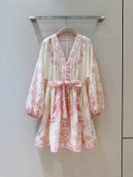 Zimmenrman*N深V领长袖迷你连衣裙 粉色多色花卉图案的深V领长袖迷你连衣裙，选用亚麻面料制成，采用深V领型和宽大的灯笼长袖设计，配松紧式袖口，前襟点缀