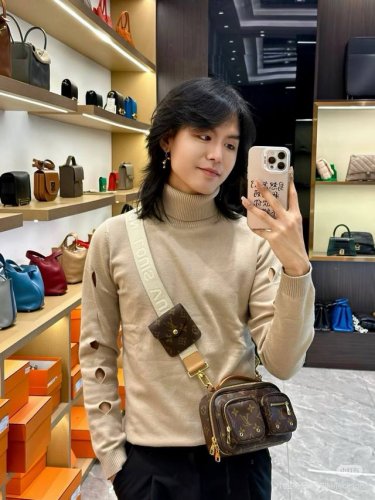 lv Utility Crossbody 相机包 超有时尚感的一只包包 顶部配有手柄 方便手拎 宽肩带 双口袋相机的造型 主打一个休闲又时尚 中性的风格男生女生