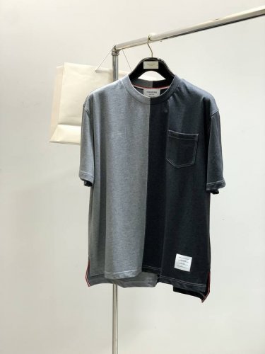thom Browne 汤姆 布朗 ，2025夏季最新品，时尚休闲圆领短袖T恤，专柜同步有售，原单狠货，采用进口原版面料，舒适度极佳，顶级印花工艺字母图案Log
