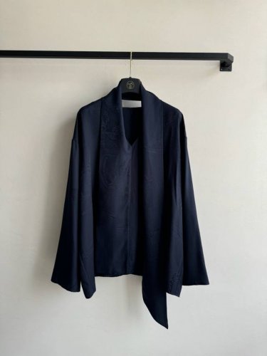 hermé*新款，高货！真丝衬衫，提花面料，定位剪裁，版型跟做工都是这个ＳＭＬ.
