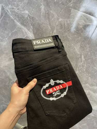Prada普拉达 2025新品男士牛仔裤 面料舒适弹性好。独家发售 时尚优雅 重工艺设计。采用原色酵母水洗工艺 精选进口重磅丹宁牛仔面料 配定制五金装饰 真皮皮