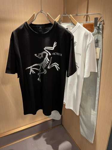 p200 Arcter*X始*祖鸟 2024春夏新款男女同款休闲短袖T恤，户外品牌可能大家第一想到的就是加拿大鹅、始祖鸟。给人一种标签试的感觉！除了在款式设计上