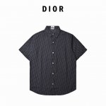 dior 迪奥 满印提花牛仔短袖衬衫 这款外套衬衫从日本古老纺织工艺汲取灵感 重新诠释标志性的 Oblique 印花 采用海军蓝色和黑色棉质牛仔布精心制作 胸前