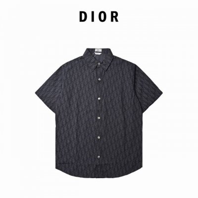 dior 迪奥 满印提花牛仔短袖衬衫 这款外套衬衫从日本古老纺织工艺汲取灵感 重新诠释标志性的 Oblique 印花 采用海军蓝色和黑色棉质牛仔布精心制作 胸前