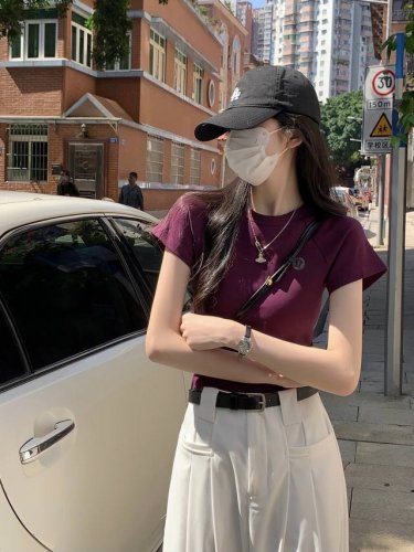 两件。露露Lululemo 新款修身辣妹短款正肩紧身上衣短袖 采用纯棉面料 舒适透气亲肤 紧身收腰设计 突出迷人小蛮腰 三标齐全 推荐款 颜色：黑色 紫色 尺码