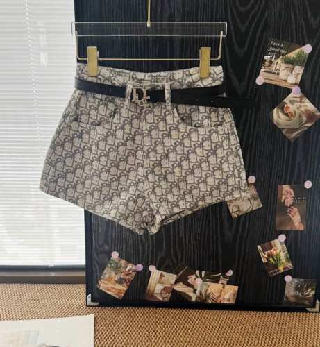 品名 满印老花质感灰腰带牛仔短裤 尺码 S.M.L 颜色 老花 d家老花牛仔短裤真的太A了 哪个美少女可以拒绝智性时髦美 耐磨透气特别显腿长 好穿到哭的神裤 立