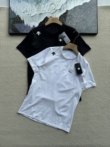descente迪桑特综训运动健身男士圆领短袖透气排汗弹性T恤夏季 独家爆款 现货男款. 这款针对中高强度综合训练与运动项目设计的短袖针织衫。采用专柜经典针织面