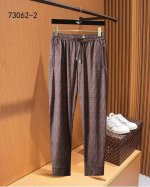Fendi 25春夏新品 极简运动打造出清爽的摩登Stay！穿上新颖 时髦面料舒服透气，穿着非常舒适 低调不失奢华 穿出去非常有档次。裤型款式和裁剪亦无需多言