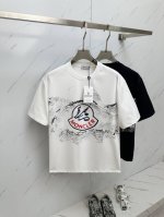 Mo 2025Ss夏季最新品 专柜同步有售 原单狠货 时尚休闲圆领短袖T恤 上身舒适 吸睛而有亮点 采用进口原版面料 顶级3D数码印花工艺字母图案Logo 简单