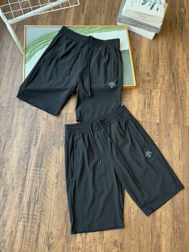迪桑特男士夏季速干短裤，是夏季运动休闲的理想之选。它采用高品质速干面料，透气排湿性能出色，能快速挥发汗水，保持干爽，防止异味产生。短裤弹性出众，随意拉伸后可快速