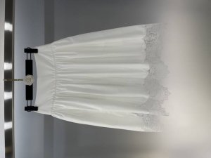 独家首发原单品质 Skfm*小众2025新款 蕾丝花边半裙 定制Yb进口斜纹全棉材质 柔软亲肤 舒适不易皱 裙摆饰以镂空波浪蕾丝花边点缀装饰 彰显品牌调性 高腰