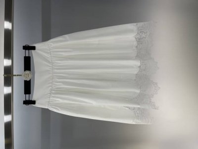 独家首发原单品质 Skfm*小众2025新款 蕾丝花边半裙 定制Yb进口斜纹全棉材质 柔软亲肤 舒适不易皱 裙摆饰以镂空波浪蕾丝花边点缀装饰 彰显品牌调性 高腰