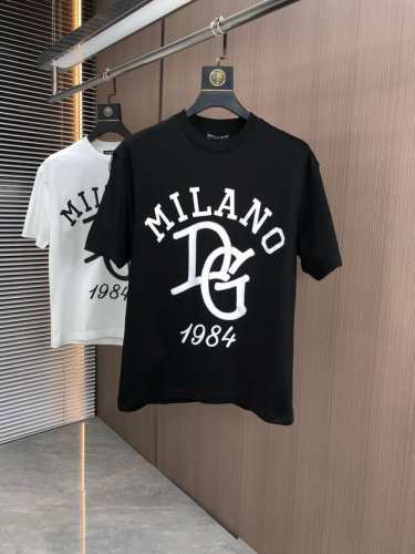 P260 杜嘉班纳 2025春夏新款首发专柜最新款短袖圆领T恤 高端订制 设计前卫时尚！品牌Logo重工艺设计 高端定制丝光云朵棉面料.手感柔软.穿着舒适.专柜