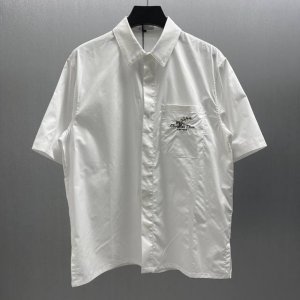 cd 铃兰刺绣口袋白短衬衫 Size S-Xl 这款短袖衬衫突显 Christian Dior Couture 刺绣，点缀以铃兰花朵，向 Dior 先生对花