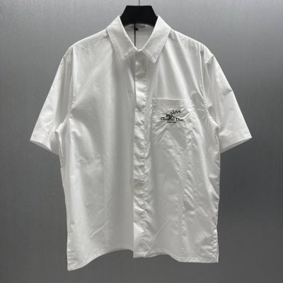 cd 铃兰刺绣口袋白短衬衫 Size S-Xl 这款短袖衬衫突显 Christian Dior Couture 刺绣，点缀以铃兰花朵，向 Dior 先生对花