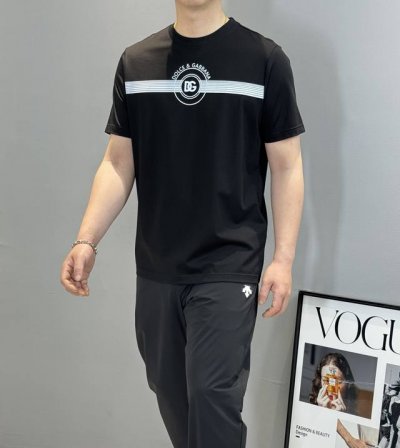 d&G*杜嘉班纳25S夏季男士圆领短袖.高街颜值担当，前胸立体品牌字母印花.极具代表性 采用190G丝光棉质打造 纹理质感相当特殊 从未有过的亲肤体验，其细腻程