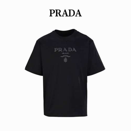 prada普拉达Prd 纯色压胶字印花短袖T恤 正品9030购入开发，采用50支双股精梳棉面料，领口1*1索罗纳罗纹，胸口硅胶压花，布匹酵洗，定制1：1商标，宽