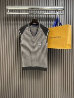 Lv 2025Ss提花棉质针织背心，面料采用定制云逸轻棉纱混纺，采用德系精艺三针织王，进口刺绣机器，整体走线平直细腻，面料舒适柔软，颜色一致无色差 能与同款搭配
