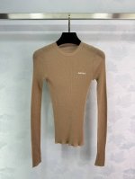 Miu Mi*驼色长袖针织衫，经典百搭，适合春秋季。采用70%羊绒和30%桑蚕丝材质，柔软舒适，修身显瘦。1色3码Sml T226B