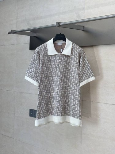 dio 迪奥 25Ss新款Oblique满印提花针织Polo衫 这款针织 Polo 衫饰以经典的 Oblique 印花。采用白色、蓝色和棕色棉质提花面料精心制作