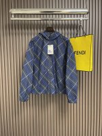 burberry 斜纹单面夹克连帽外套，搭配抽绳连帽、呈现休闲版型，没有明显的收腰或扩张设计 适合各种身材的穿着者，尤其是想要营造随性、自然风格的男性。 尺码：