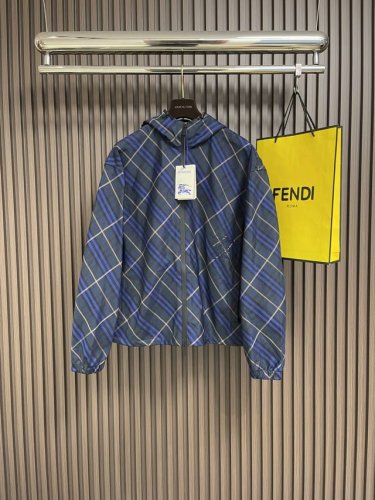 burberry 斜纹单面夹克连帽外套，搭配抽绳连帽、呈现休闲版型，没有明显的收腰或扩张设计 适合各种身材的穿着者，尤其是想要营造随性、自然风格的男性。 尺码：