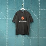 露露 Lulu 25Ss 前胸红色大Logo发泡印花短袖T恤 Lu060 轻奢主义 男女日常通勤穿搭必备单品 正确版本 随意对比 详细特征 260克 % 纯棉双