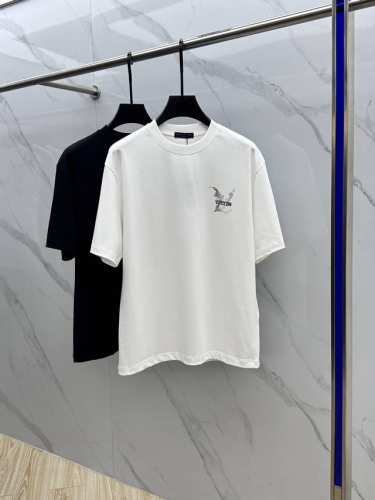 LV*路易威登 2025Fw春夏新品圆领微阔打底外穿T恤 立体Logo印花 手感面糯有骨感 柔而有韧性 工艺处理 韧性和抗皱性能得到大幅度提高 剪裁很到位 辨识