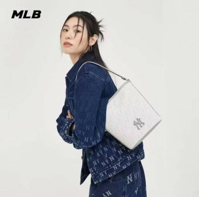 过验版本 三联吊牌可扫码 配两根肩带 mlb韩国品牌新品爆款复古水桶包 火爆全网的一个系列 专柜同步在售 包身采用高级帆布材质 Ny字母满版暗纹提花工艺 凹凸有