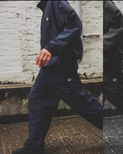 上衣210 裤子190 Beams X Fred Perry别注款复古运动套装 上衣大身采用轻量防水的塔斯兰尼龙面料 内里透气网布 下摆抽绳调节 内门襟开口袋