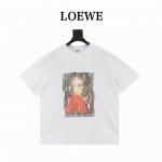loewe 罗意威 莫扎特印花圆领短袖T恤 采用进口全棉材质 透气舒适 质感十足整件成衣胸前利用印花工艺和撞色勾勒出立体风格的羽毛和莫扎特画像图案优雅艺术感加强