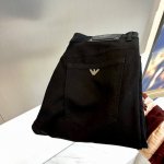 Arm阿玛尼 2025早春新品男士丹宁牛仔 Regular Denim常规丹宁牛仔 但工艺值上却是相当重工 黑牛特有工艺感的一款牛仔 作为常规标配的酵洗 自然不