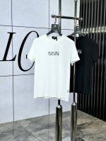 芬迪 2025春夏Ss丝光处理圆领T恤#精选进口定织100%丝光纯棉面料 它的纤维长度更长莄柔 强韧度更高 色牢度也更强 所以用埃及棉做出来的产品 W更耐磨也更