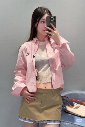 Miumi* 25Ss春夏新款 知性分子简约风短款衬衫。原版开发！高版出品！定制纯棉衬衫面料质感轻盈舒适！定位刺绣字母低调奢华，经典小短款直裁版型上身巨显瘦！可