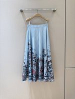 Benang Jarum新品推 蓝条纹高腰印花半身裙，两侧设有口袋，可搭配同系列上衣，下摆有树影印花，突出设计感和自然元素，勾勒优雅轮廓，以独特设计融合自然与时