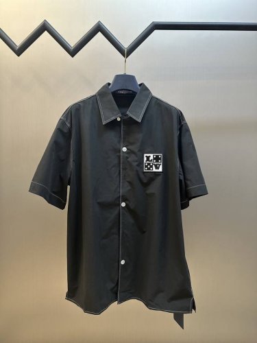 Lv 字母刺绣开领单排衬衫 采用50支素锦平纹布 75D衬布 进口刺绣章仔 整衣明线 定制1:1纽扣 size S M L Xl