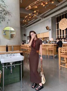 Loewe 罗意威 爆款系列经典皮牌装饰 简约大气 扭结褶皱不规则收腰显瘦修身休闲弹力棉质长裙连衣裙 Smlxl