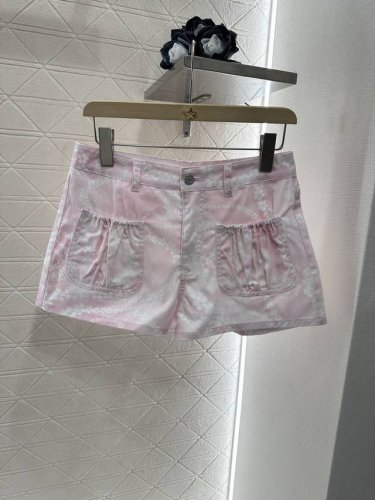 chane*2025新品上架 印花牛仔夹克短裤套装 定制Yb斜纹棉牛仔材质 多重水洗 呈现出挺括质感 翻领短款牛仔夹克裁剪 松紧弹力带口袋搭配基础轮廓线耐看高级