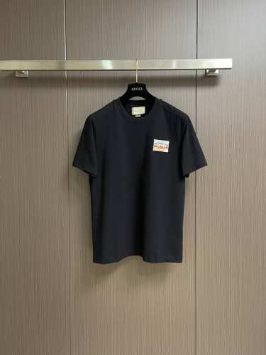 gucci 2025Fw刺绣Logo仔章短袖T恤 采用对色定染纯棉质面料 32S双纱纯棉面料 G 棉质面料是一种优质的针织棉面料 其织物组织为双股纱 因此具有更