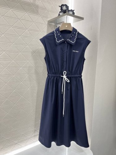 P360Miumi*2025新品上架 花边领背心连衣裙 定制Yb斜纹全棉面料 柔软透气 亲肤舒适 花边领背心连衣裙版型 前襟钮扣半开襟设计 穿脱方便 领口点缀镂