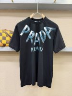 prada 普拉达 2025款新品短袖！原版定制面料，手感柔软。顶级进口私货，时尚设计潮流短袖，不失奢华 品质毋庸置疑 上身效果超赞，奢华官网同款！尺码：S-X
