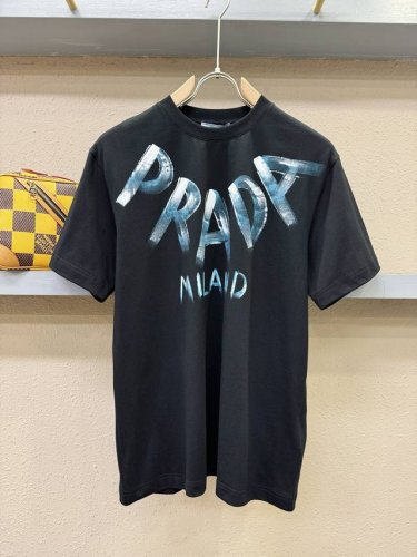 prada 普拉达 2025款新品短袖！原版定制面料，手感柔软。顶级进口私货，时尚设计潮流短袖，不失奢华 品质毋庸置疑 上身效果超赞，奢华官网同款！尺码：S-X