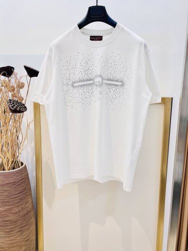 Size：S M L Xl 黑白两色 男女同款197712170071 G家G*Cci 古驰 放射式钻饰双G半袖T恤采用针织棉匠心打造，缀饰G*Cci互扣式双G